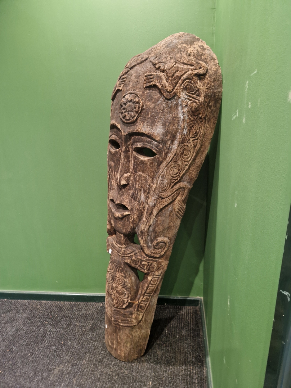 A VERY LARGE EASTERN CARVED WOOD "MASK". - Image 3 of 3