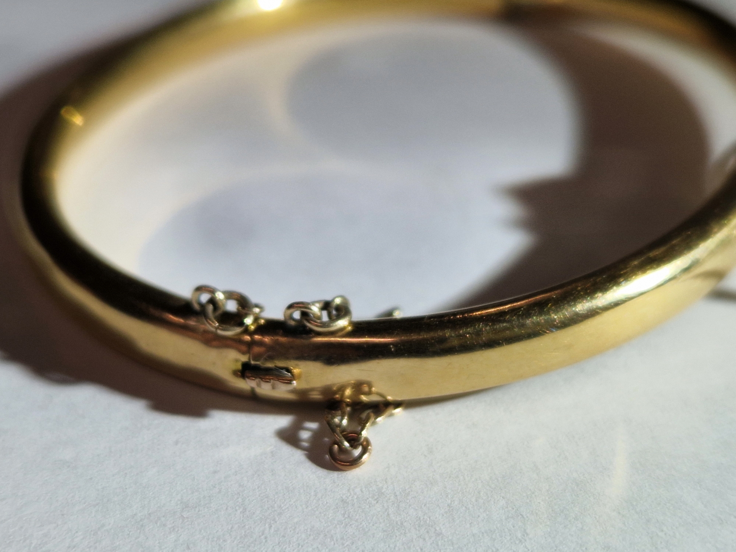 AN ANTIQUE BANGLE SET WITH A RUBY AND DIAMOND HORSESHOE. THE HINGED BANGLE UNHALLMARKED, ASSESSED AS - Image 7 of 8