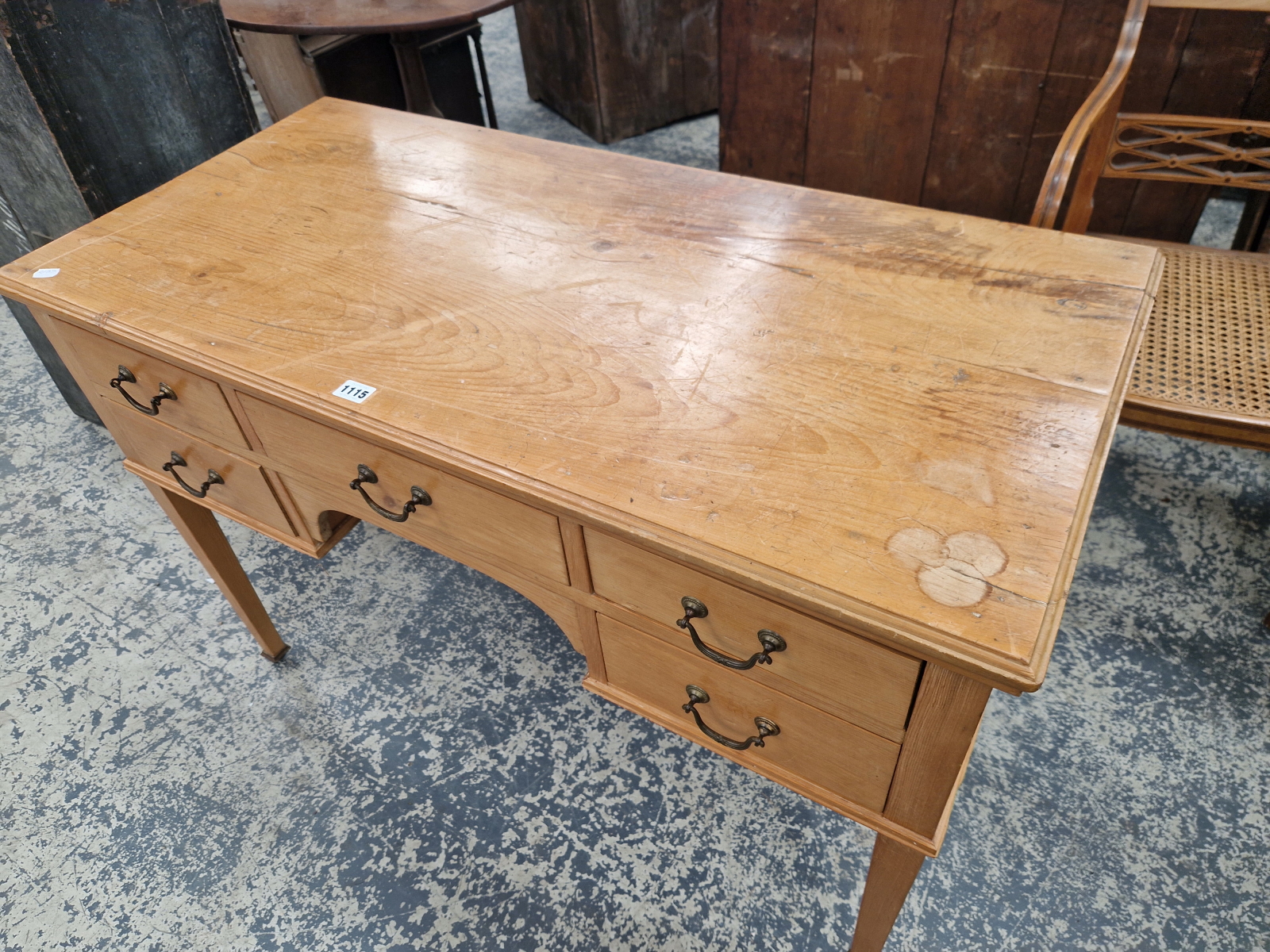AN ANTIQUE PINE DRESSING TABLE WITH 5 DRAWERS ON SQUARE TAPER LEGS. - Image 3 of 5