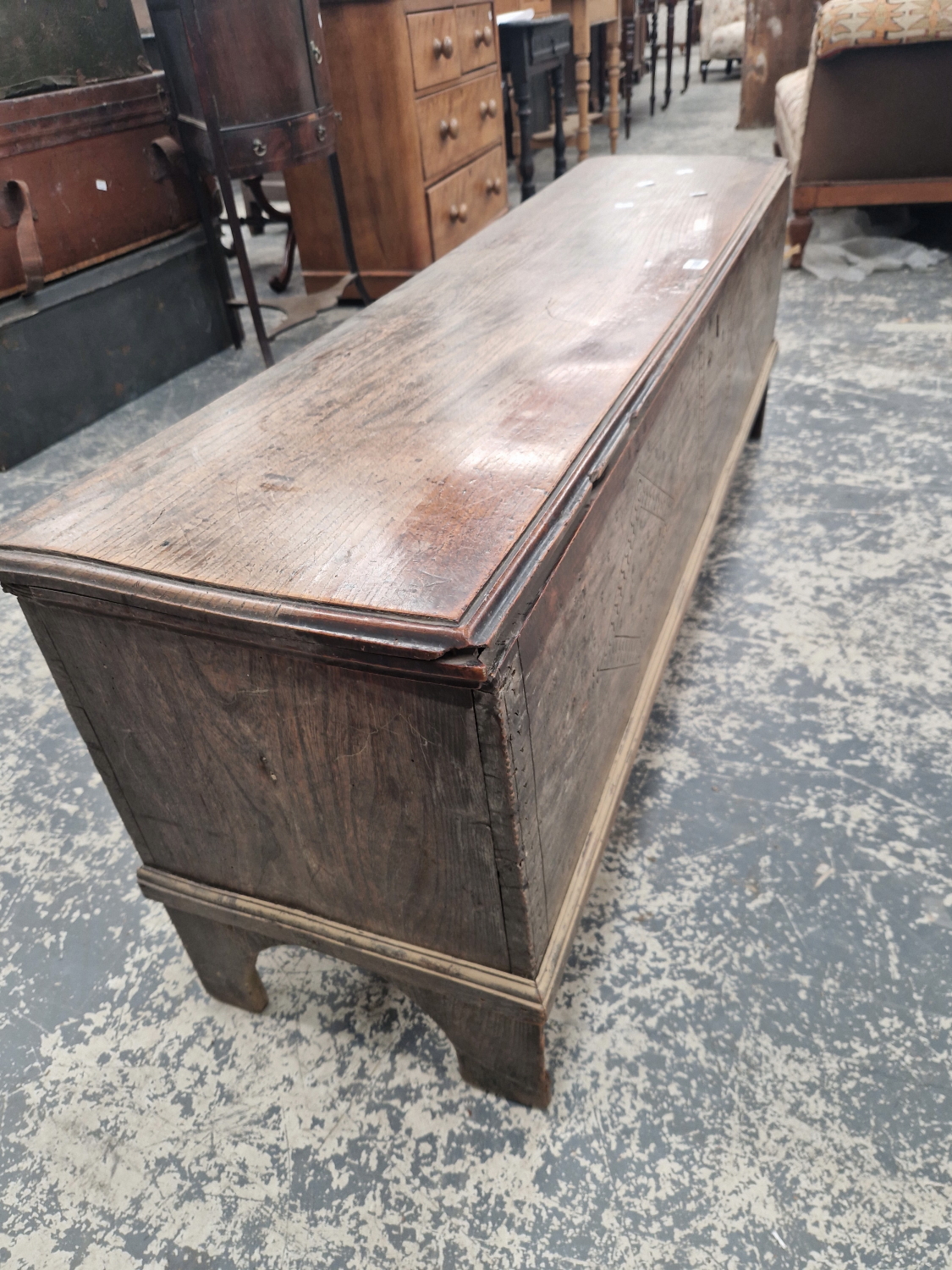 A 17TH CENTURY ELM PLANK COFFER WITH SHALLOW CARVED DECORATION TO FRONT PANEL. - Image 4 of 7