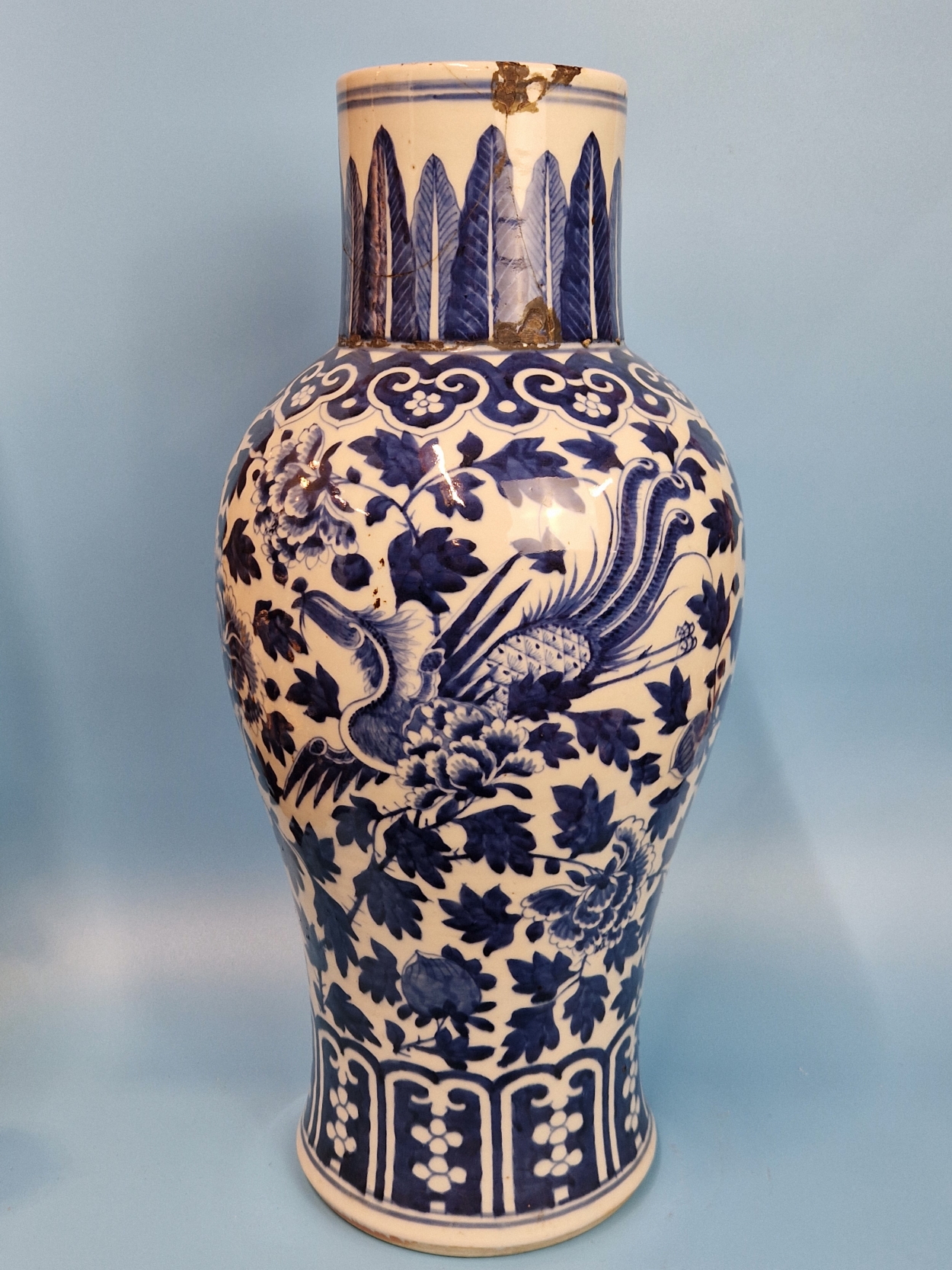 A CHINESE BLUE AND WHITE BALUSTER VASE PAINTED WITH TWO PHOENIX AMONGST PEONIES BELOW A STIFF LEAF - Image 5 of 6