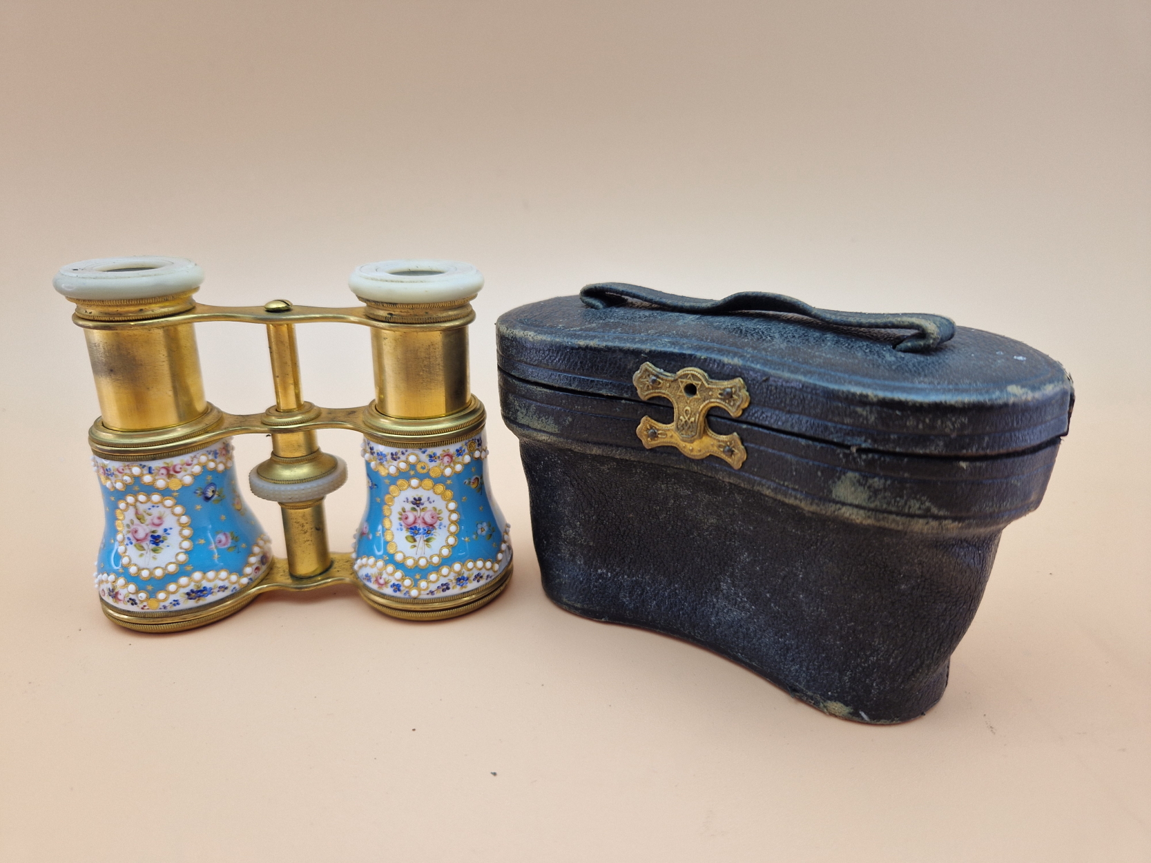 A LEATHER CASED PAIR OF OPERA GLASSES WITH JEWELLED AND FLOWER PAINTED BLUE GROUND ENAMEL BARRELS - Image 6 of 7