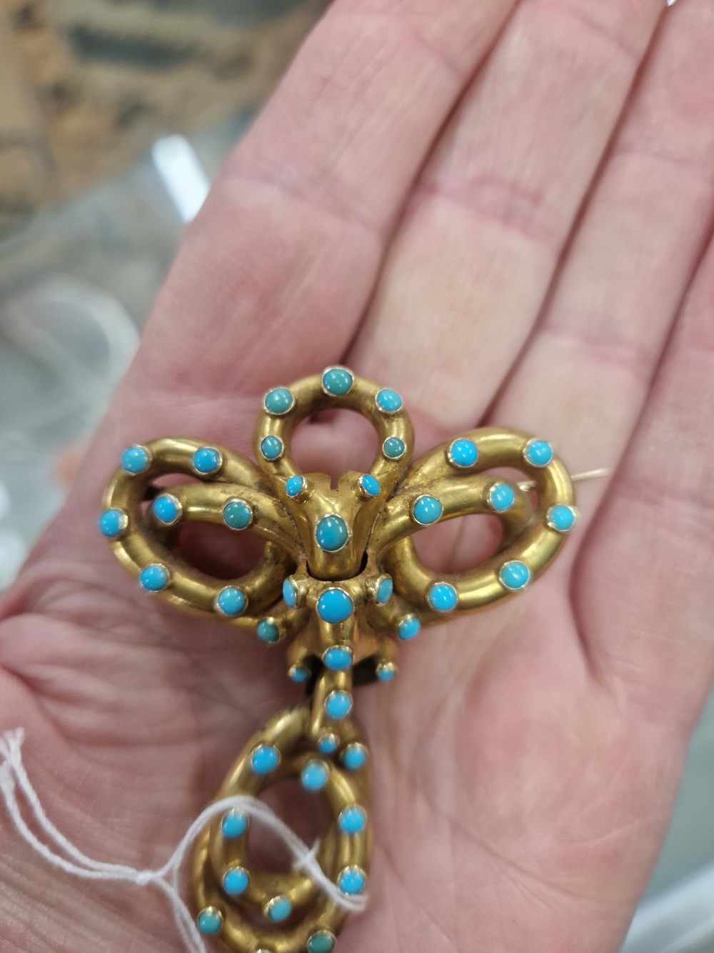 A VICTORIAN TURQUOISE SET LOVERS KNOT BROOCH WITH SERPENTINE STYLE ARTICULATED DROP AND MEMORIAL - Image 7 of 17