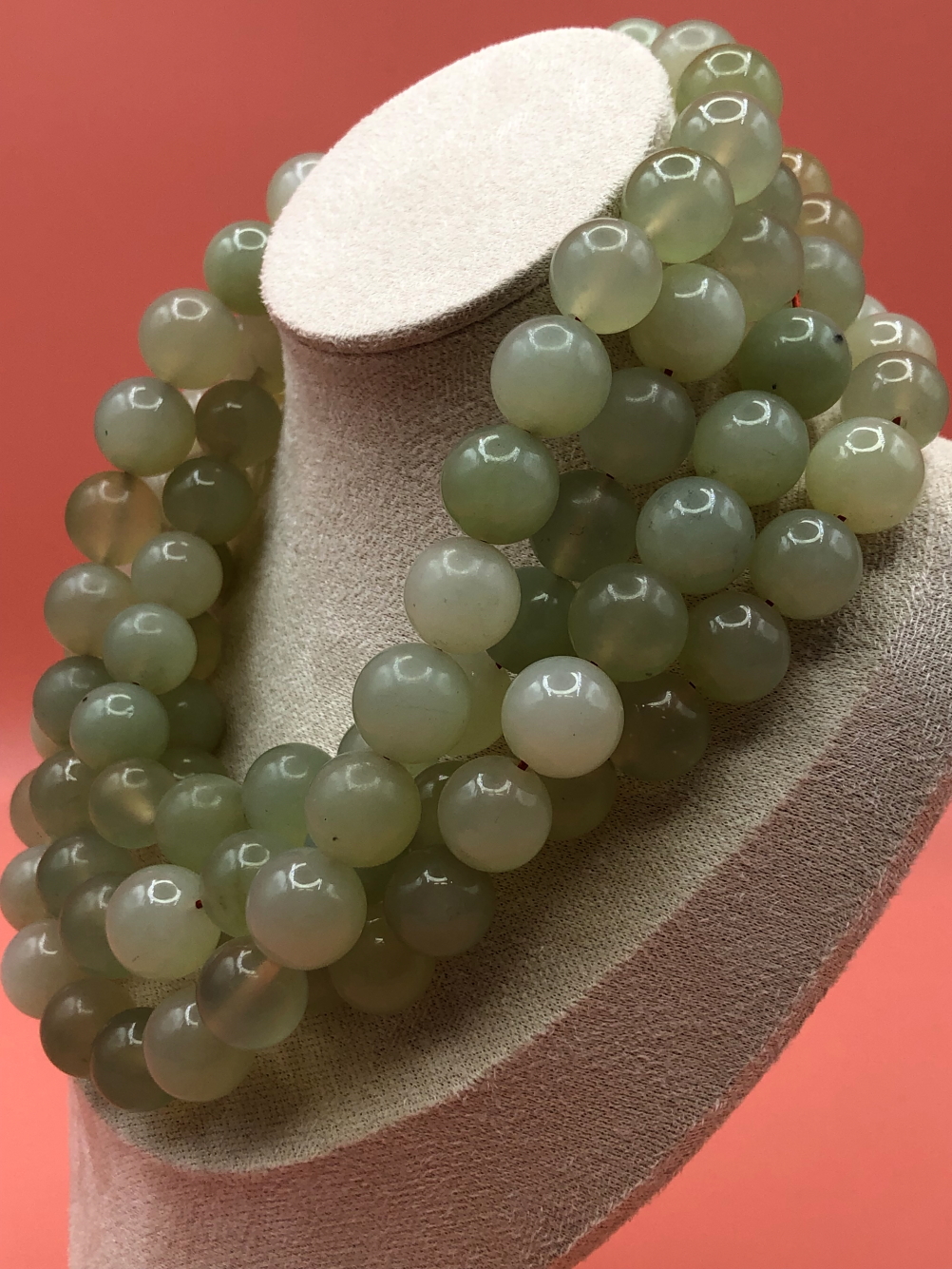 AN GREEN HARDSTONE EASTERN ROW OF CONTINUIOUS BEADS AND A SIMILAR BANGLE. BEAD LENGTH 161cms. - Image 3 of 4