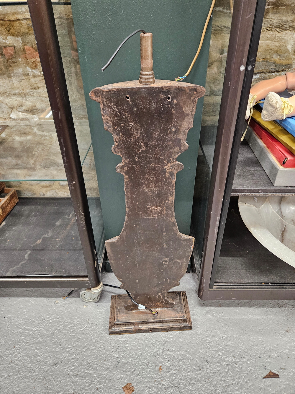 A PAIR OF IRON FLATTENED BALUSTER TABLE LAMPS SUPPORTED ON RECTANGULAR FEET. H 90cms. - Image 2 of 3