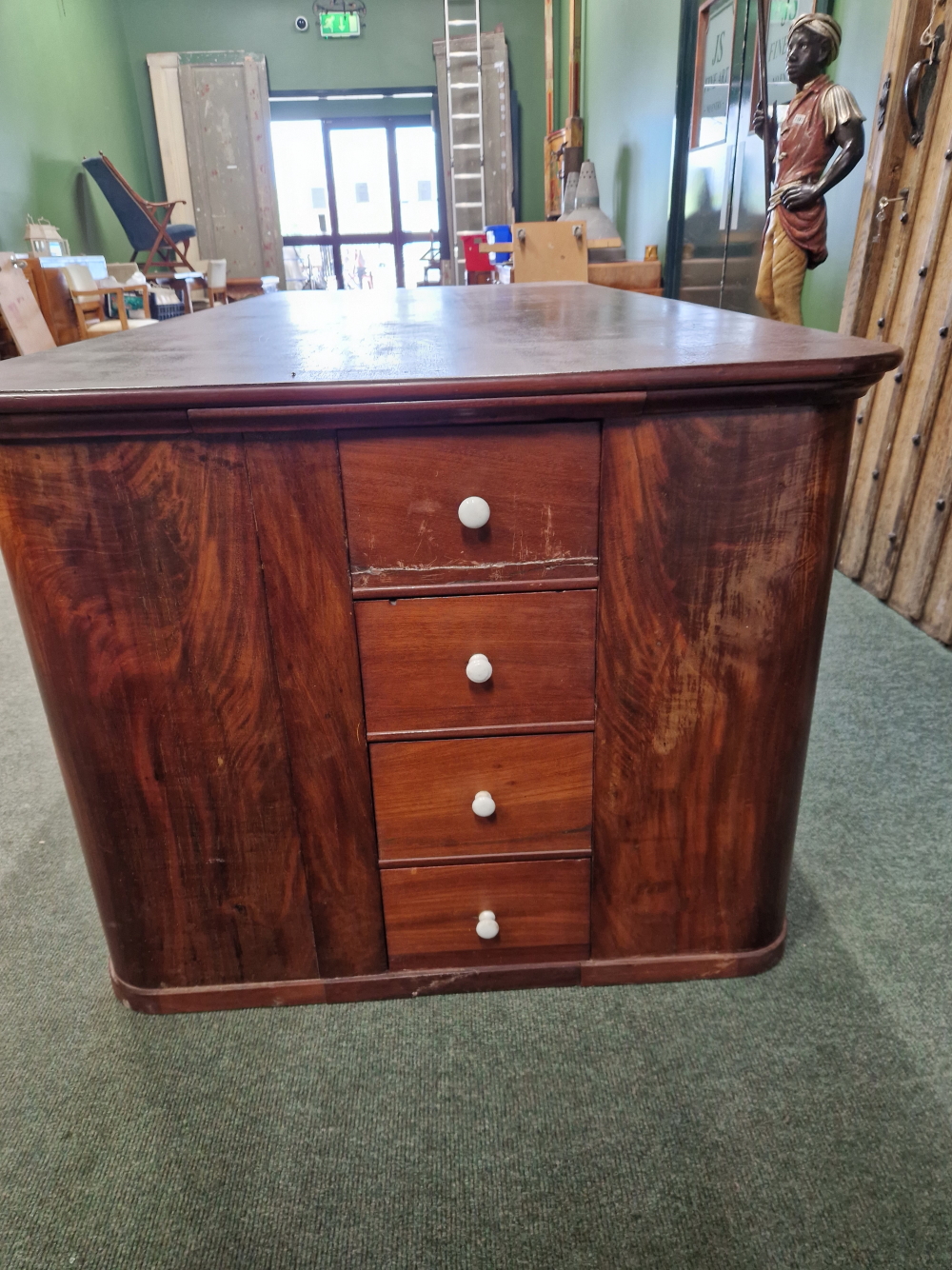 A MAHOGANY SHOP COUNTER FITTED WITH MULTIPLE DRAWERS AND CUPBOARDS EACH WITH WHITE CERAMIC KNOB - Image 4 of 23