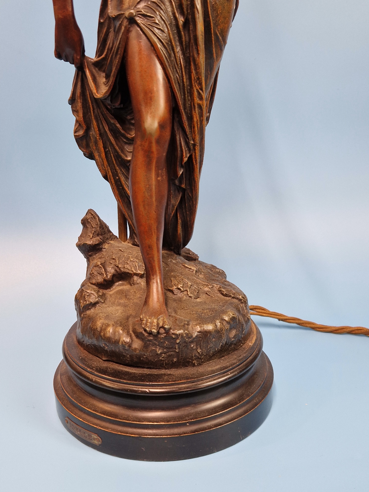 A TABLE LAMP SUPPORTED BY THE SPELTER FIGURE OF A CLASSICAL LADY HOLDING A FLOWERING STEM TO HER - Image 5 of 5