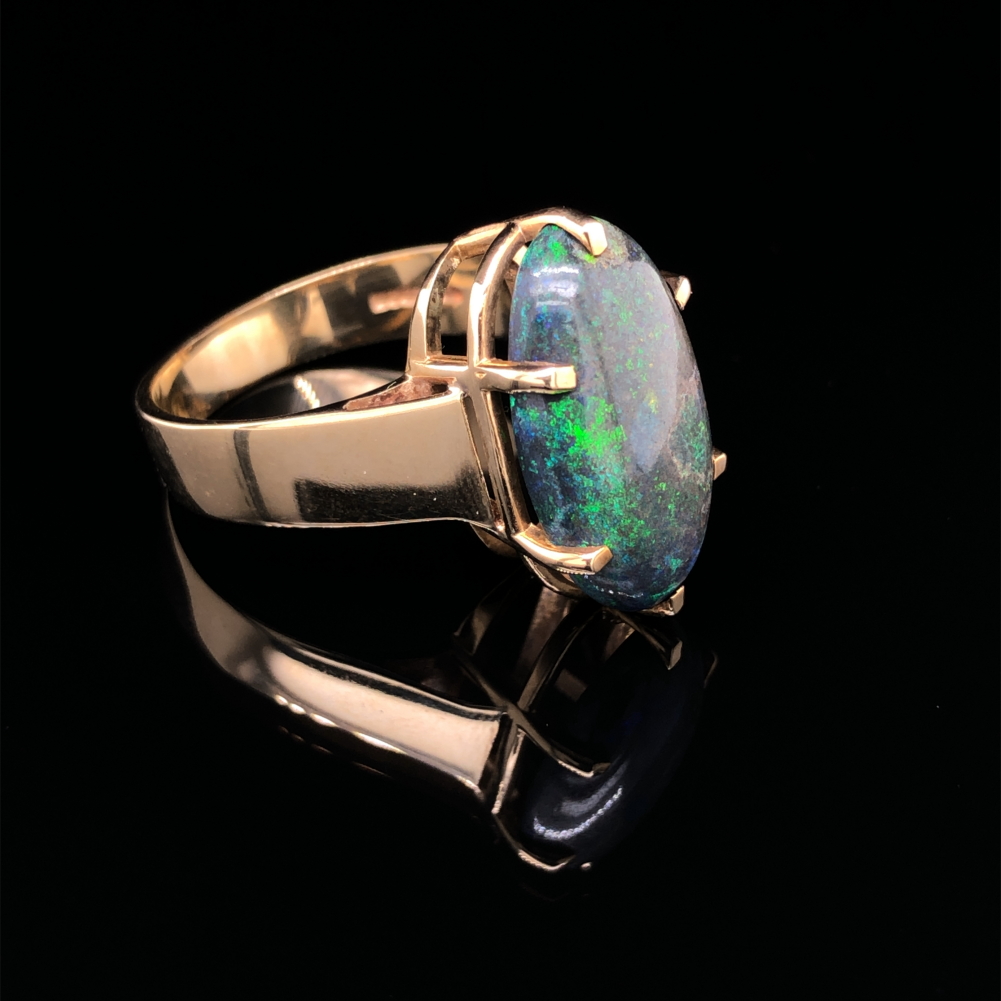 A 9ct HALLMARKED GOLD VINTAGE NATURAL OPAL SINGLE STONE RING. THE LARGE OVAL OPAL IN A RAISED SIX - Image 7 of 8