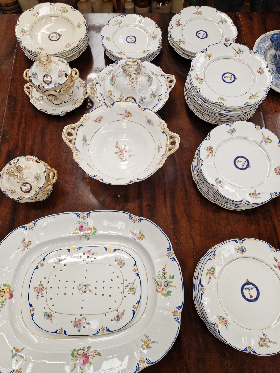 A WILLOW PATTERN SOUP TUREEN AND COVER, A BLUE AND WHITE PLATTER, TWO BLUE AND WHITE SOUP PLATES AND - Image 7 of 8