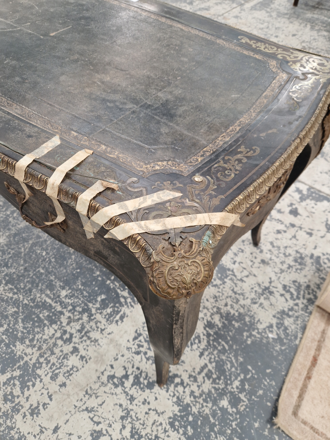 A BOULLE WRITING TABLE WITH A LEATHER INSET TOP AND TWO DRAWERS FLANKING AN APPLIED MASK TO ONE - Image 8 of 12