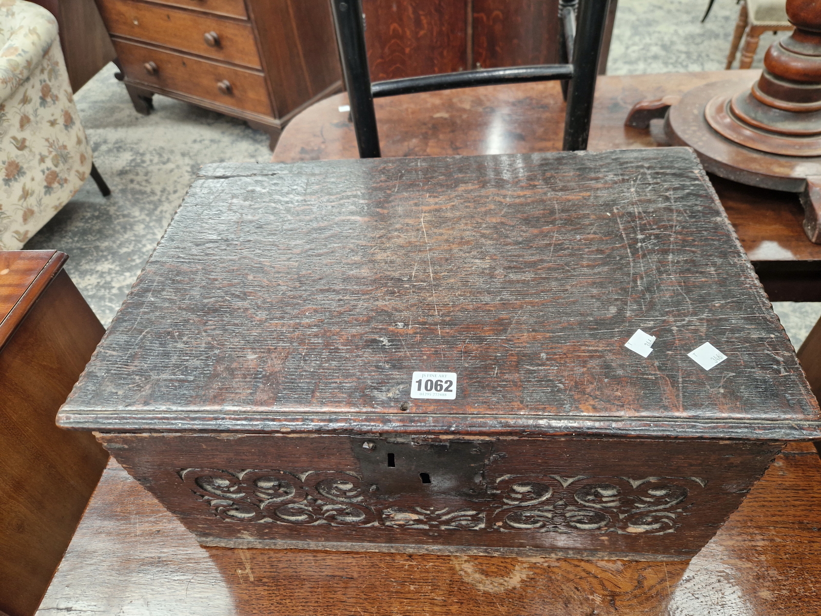 A LATE 17th/EARLY 18th C. OAK BIBLE BOX WITH AN S-SCROLL BAND CARVED TO THE FRONT - Image 3 of 5