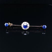 AN ANTIQUE SAPPHIRE AND DIAMOND BRA BROOCH. UNHALLMARKED, ASSESSED AS 9ct GOLD. LENGTH 4.6cms.