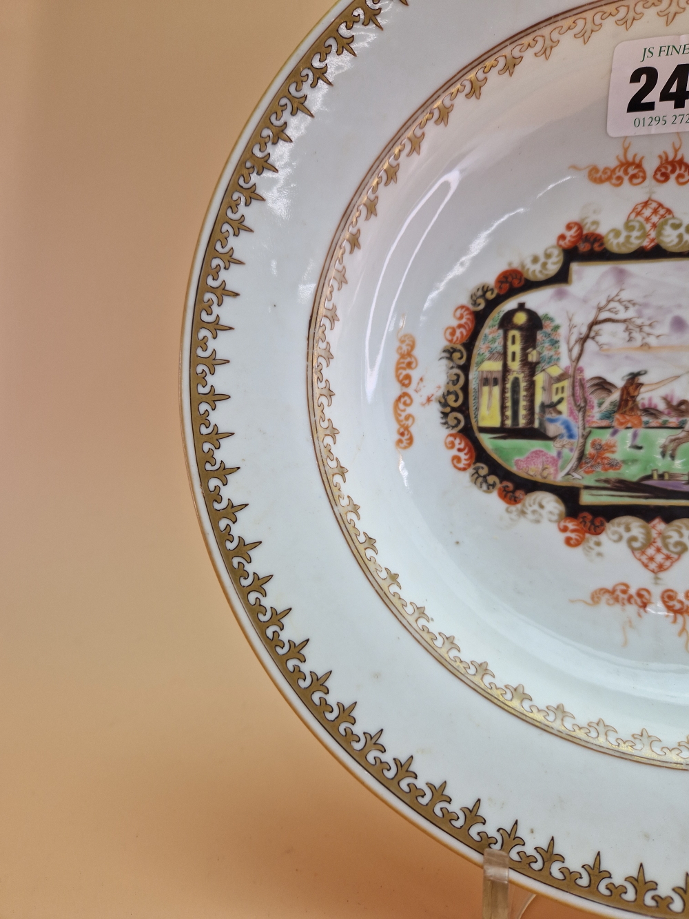 A LATE 18th C. CHINESE SOUP PLATE CENTRALLY PAINTED WITH A MEISSEN STYLE VIGNETTE OF A EUROPEAN - Image 5 of 11