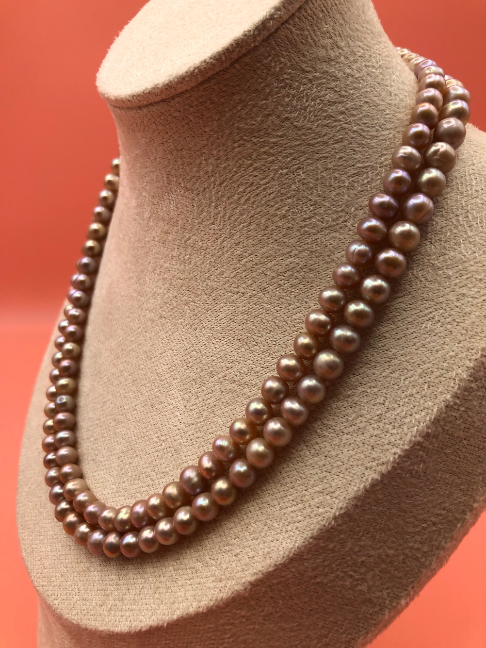 TWO STRINGS OF CULTURED PEARLS. A PINK 82cm ROPE WITH A 9ct HALLMARKED GOLD CLASP, AND A FURTHER - Image 3 of 6