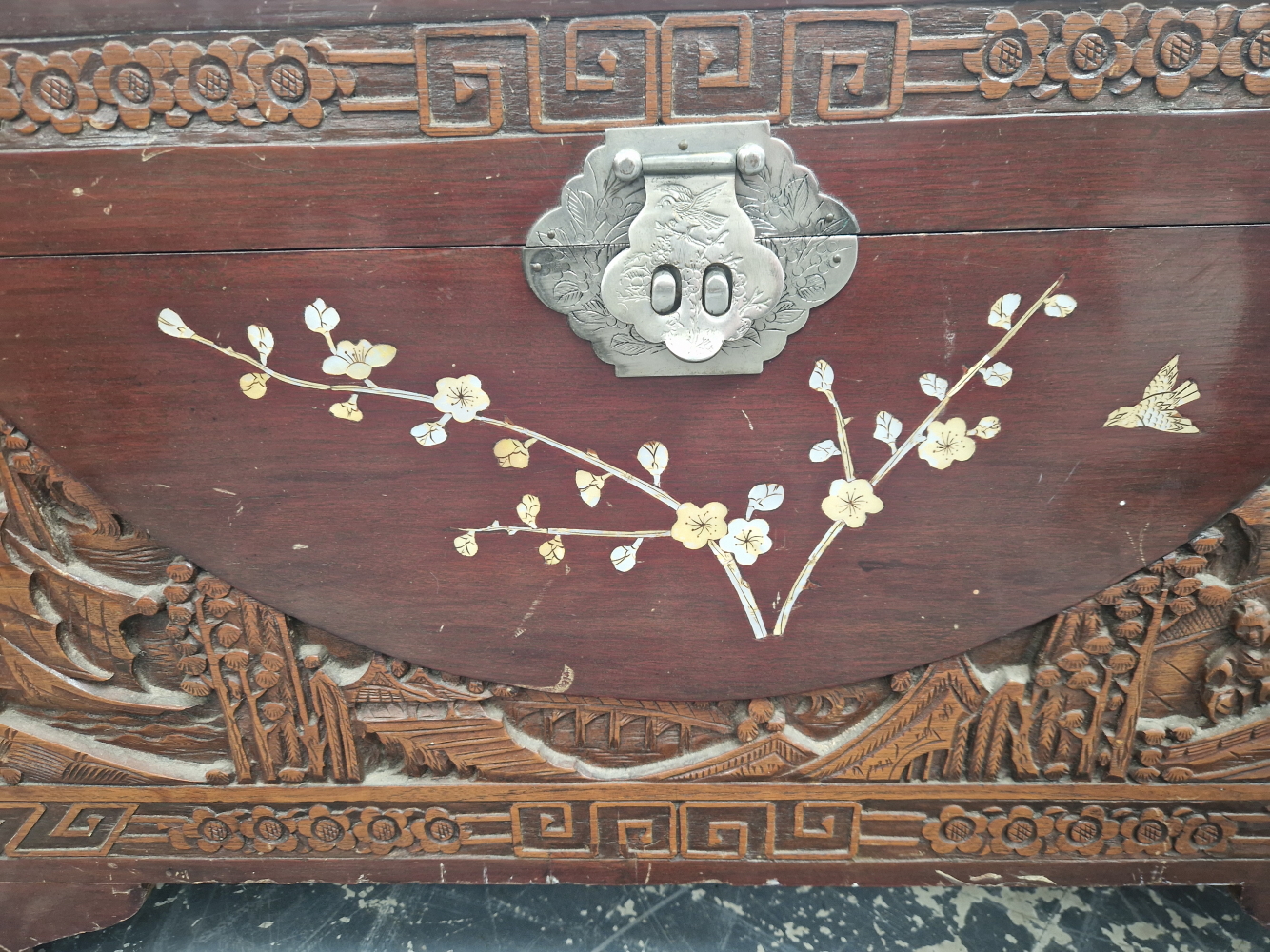 A CHINESE COFFER INLAID WITH MOTHER OF PEARL SPRAYS OF CHERRY BLOSSOM WITHIN RELIEF CARVING OF - Image 3 of 3