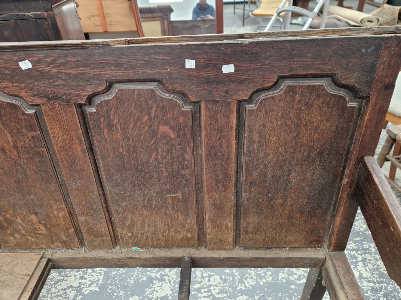 AN 18th C. OAK SETTLE WITH A FIVE PANEL BACK FLANKED BY ARMS ABOVE CABRIOLE FRONT LEGS ON PAD FEET - Image 6 of 7