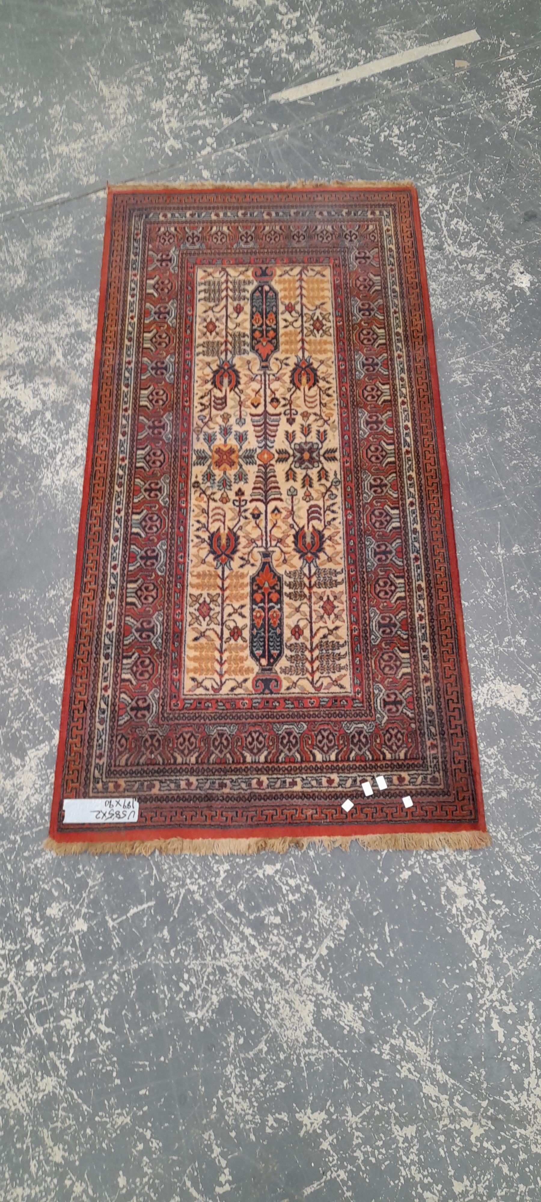 A PERSIAN HAMADAN RUNNER 290 x 108 cm, TOGETHER WITH A MACHINE MADE RUG 189 x 90 cm (2) - Image 4 of 7