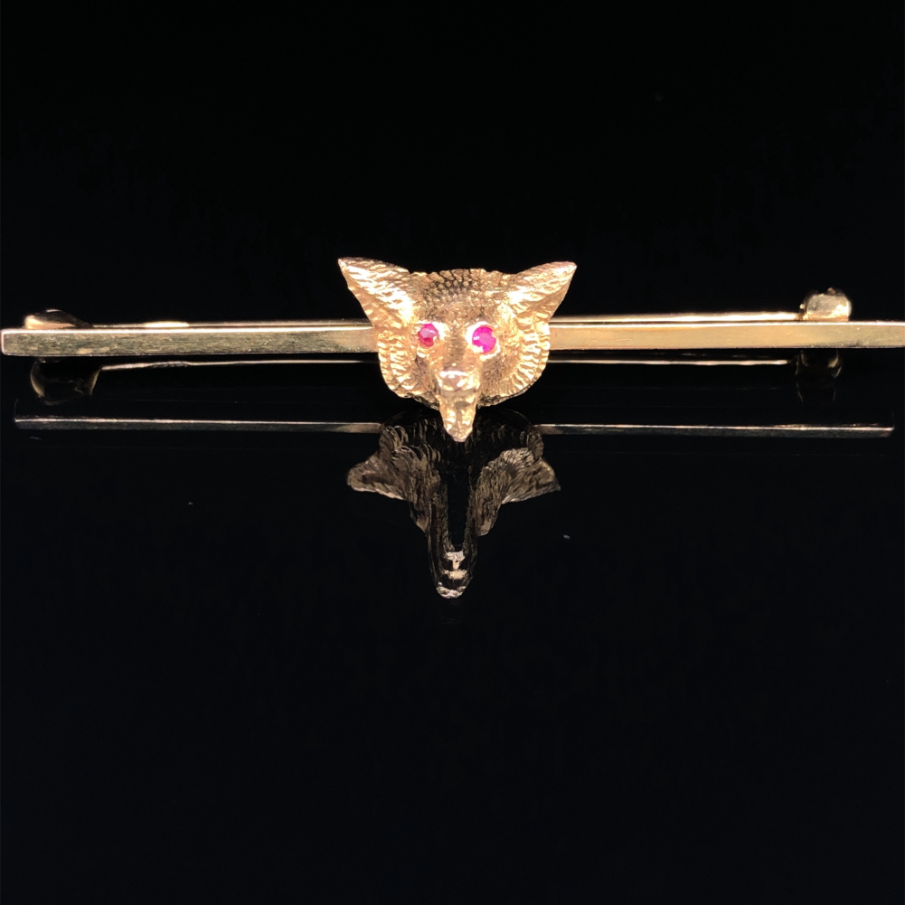 A VINTAGE CROPP & FARR 9ct HALLMARKED GOLD FOX MASK BAR BROOCH WITH RED GEM SET EYES. WEIGHT 4.