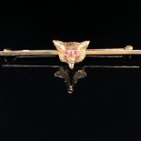 A VINTAGE CROPP & FARR 9ct HALLMARKED GOLD FOX MASK BAR BROOCH WITH RED GEM SET EYES. WEIGHT 4.