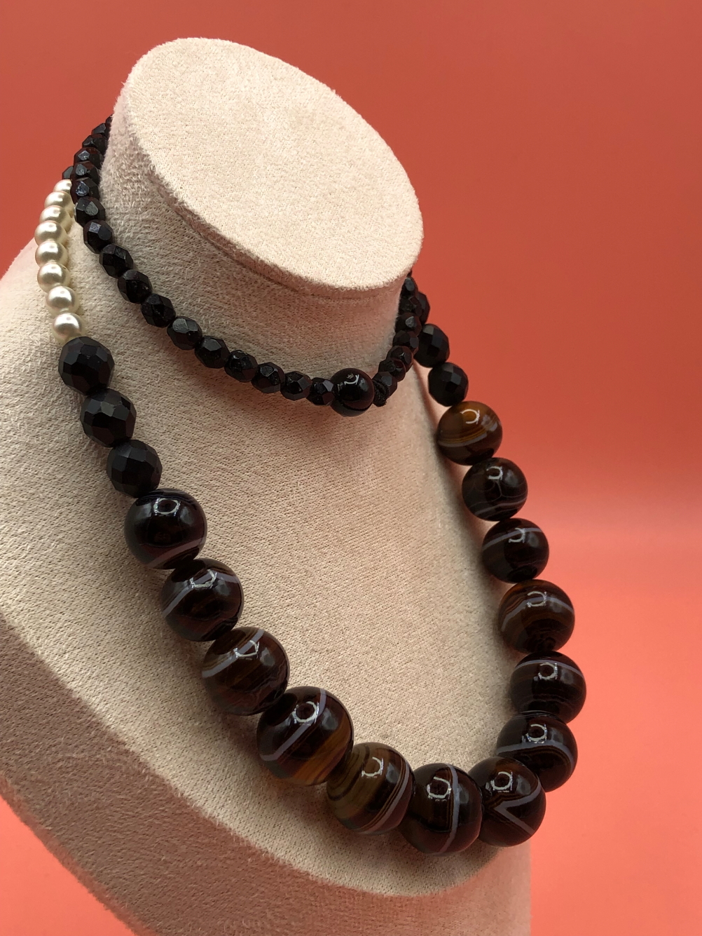 A BANDED AGATE AND MULTI BEAD GRADUATED CONTINUIOUS NECKLACE. LENGTH 66cms. - Image 6 of 6