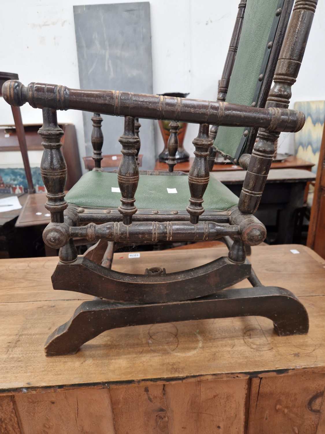 AN ANTIQUE AMERICAN CHILDS ROCKING CHAIR. - Image 3 of 4