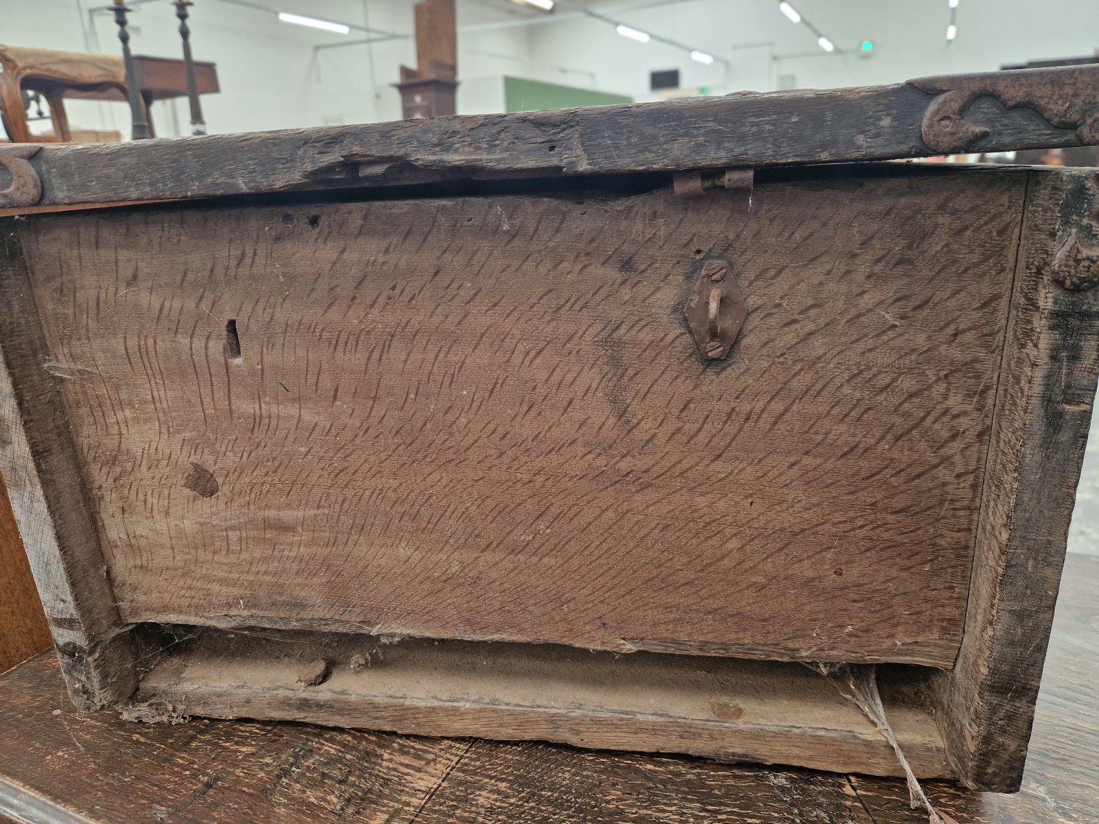 AN IRON BOUND TWO HANDLED OAK STRONG BOX BEARING THE DATE 1689 INSIDE THE HINGED LID - Image 7 of 7