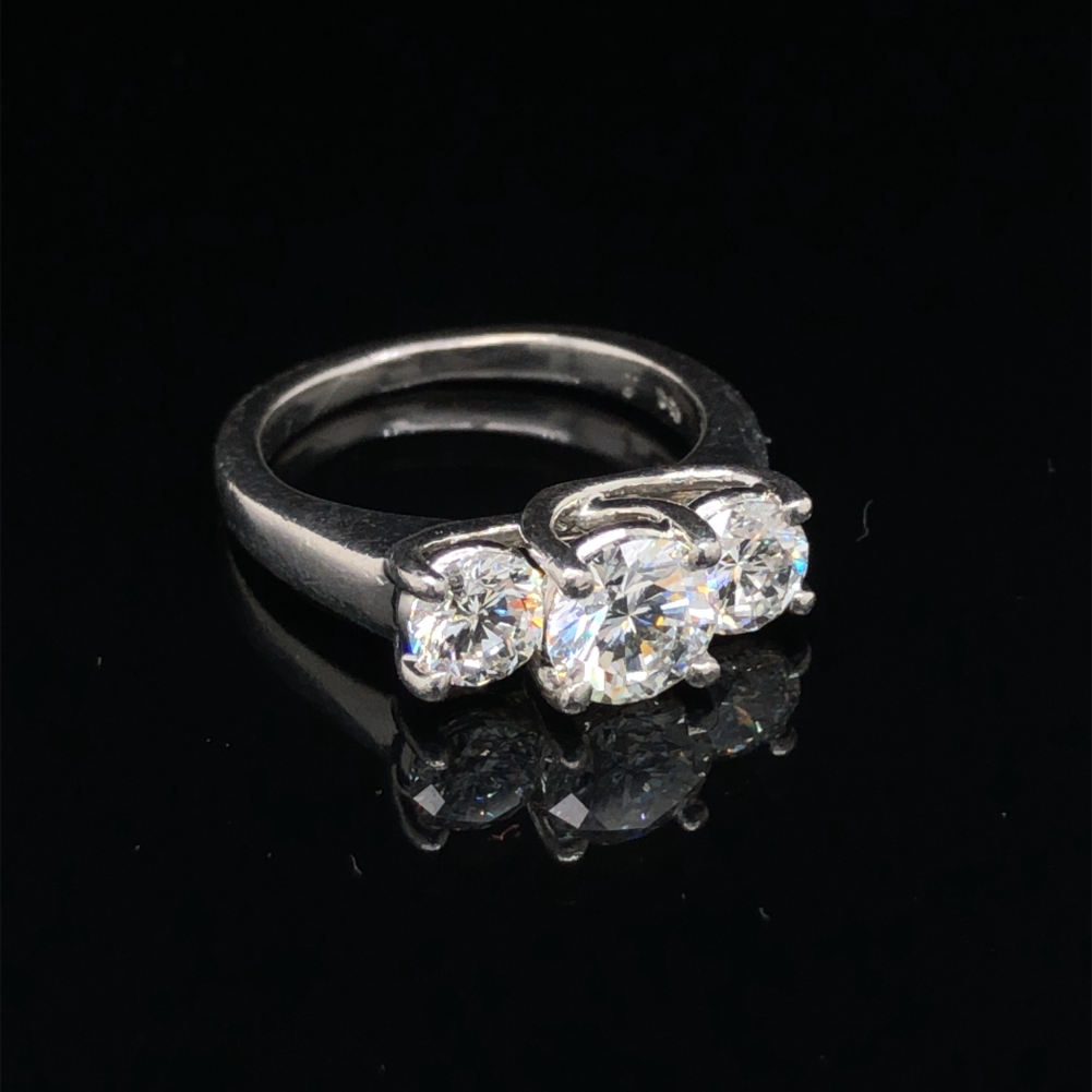 A THREE STONE DIAMOND TRILOGY RING. THE CENTRE DIAMOND APPROXIMATELY 1.02cts, THE TWO OUTER DIAMONDS - Image 2 of 14
