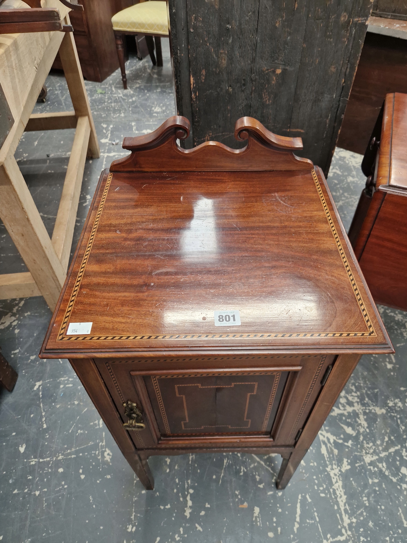 AN EARLY 20th C. BARBERS POLE LINE INLAID MAHOGANY BEDSIDE CUPBOARD - Image 2 of 3