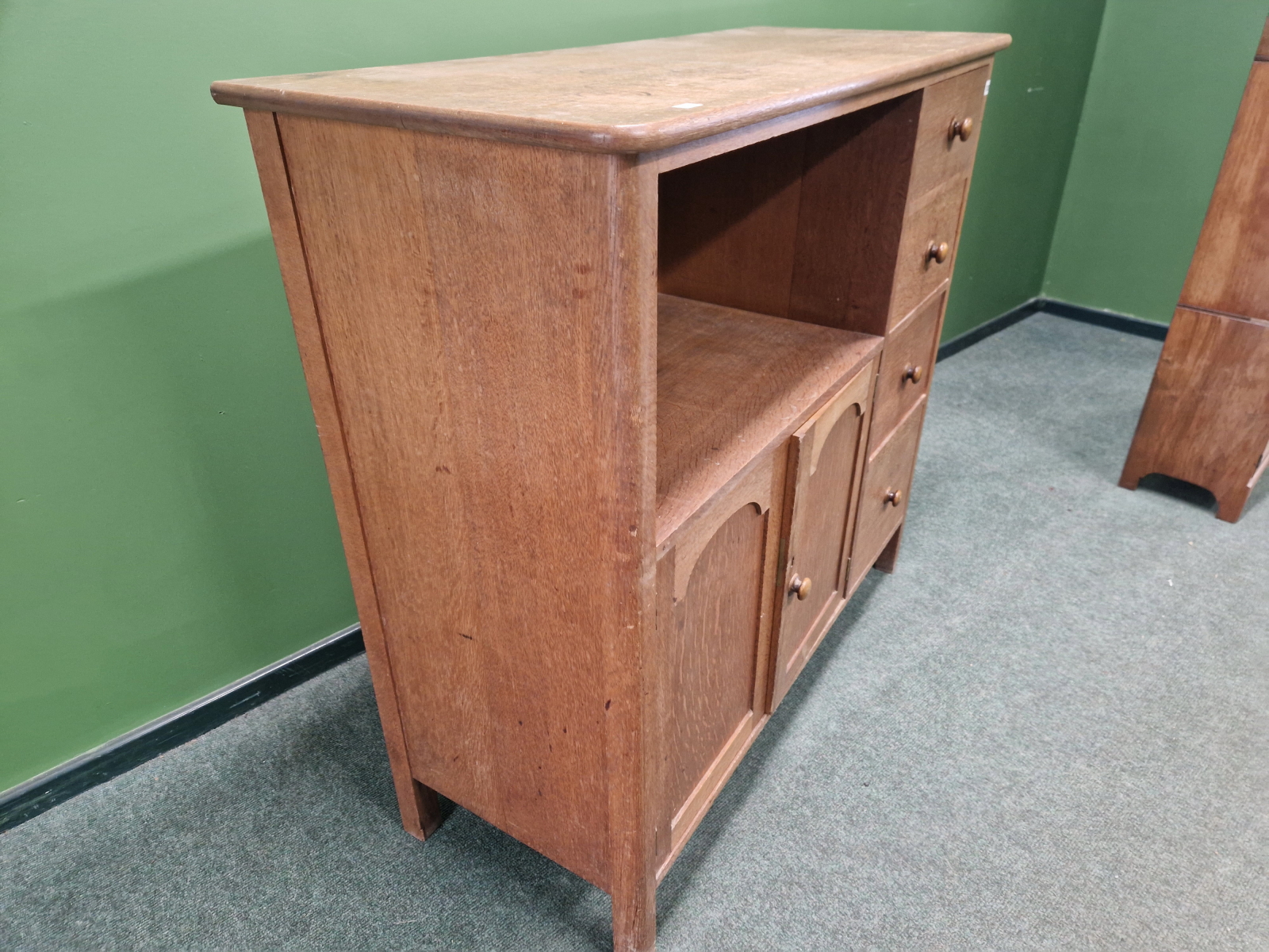 AN ARTS AND CRAFTS STYLE OAK SIDE CABINET IN THE MANNER OF HEALS. - Image 3 of 6