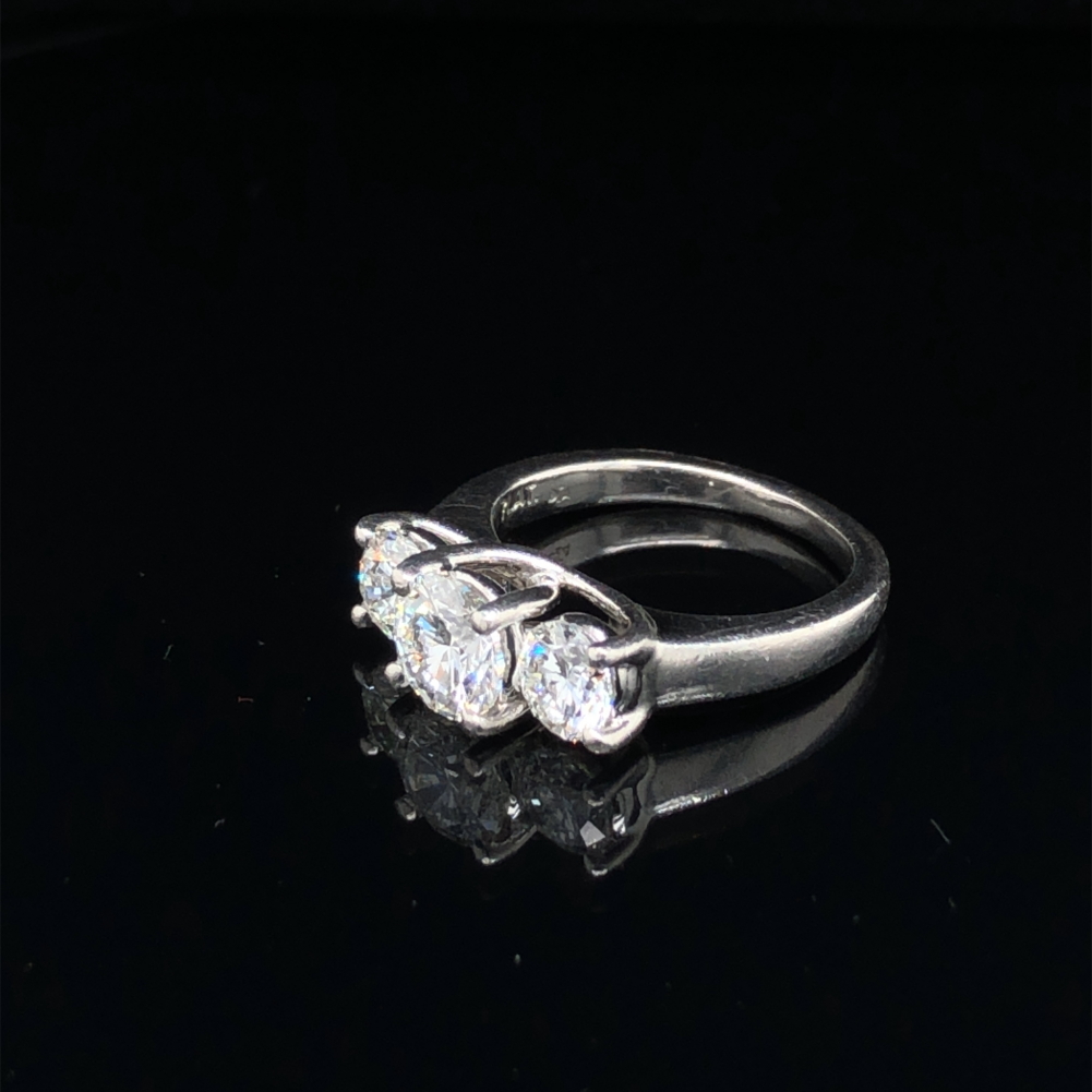 A THREE STONE DIAMOND TRILOGY RING. THE CENTRE DIAMOND APPROXIMATELY 1.02cts, THE TWO OUTER DIAMONDS - Image 13 of 14