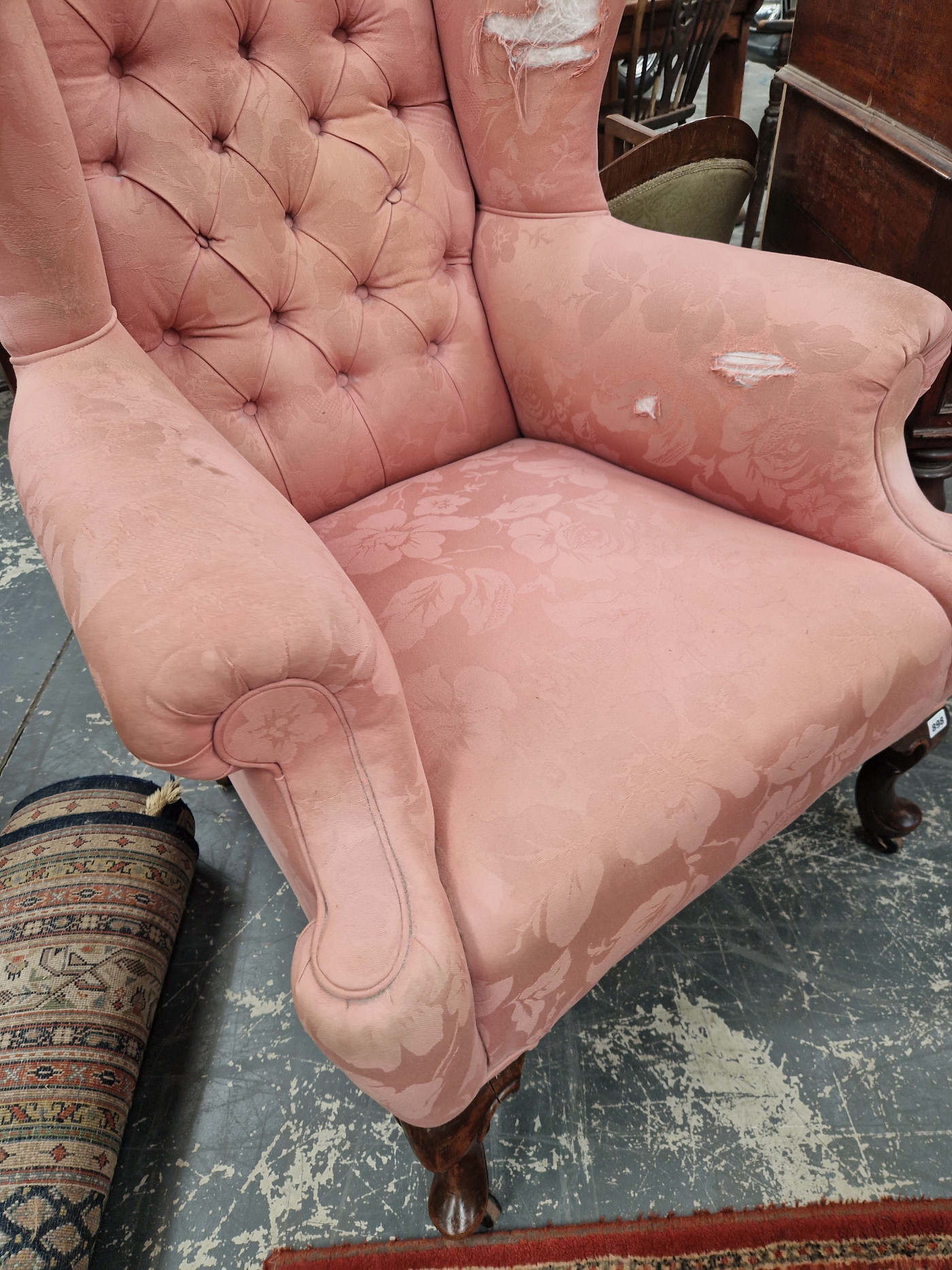 A MAHOGANY WING BACK ARMCHAIR BUTTON UPHOLSTERED IN PINK - Image 4 of 6