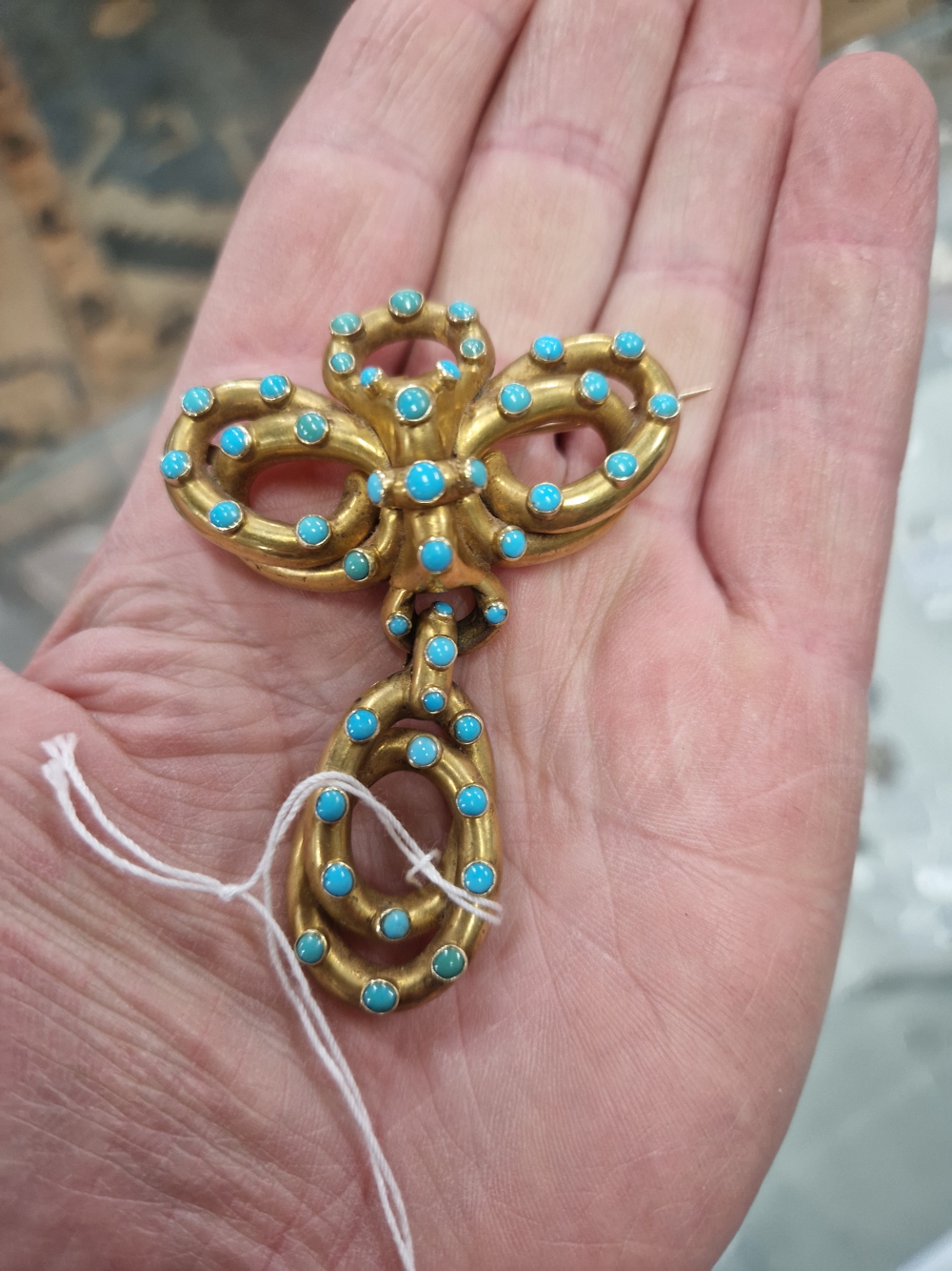 A VICTORIAN TURQUOISE SET LOVERS KNOT BROOCH WITH SERPENTINE STYLE ARTICULATED DROP AND MEMORIAL - Image 6 of 17