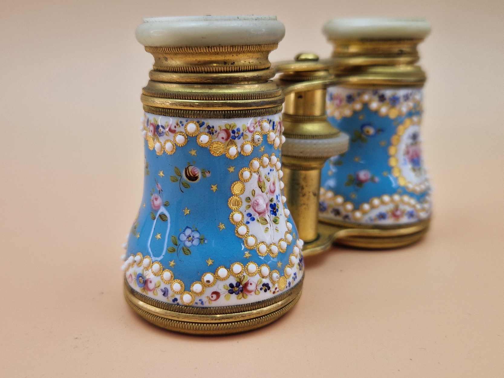 A LEATHER CASED PAIR OF OPERA GLASSES WITH JEWELLED AND FLOWER PAINTED BLUE GROUND ENAMEL BARRELS - Image 2 of 7