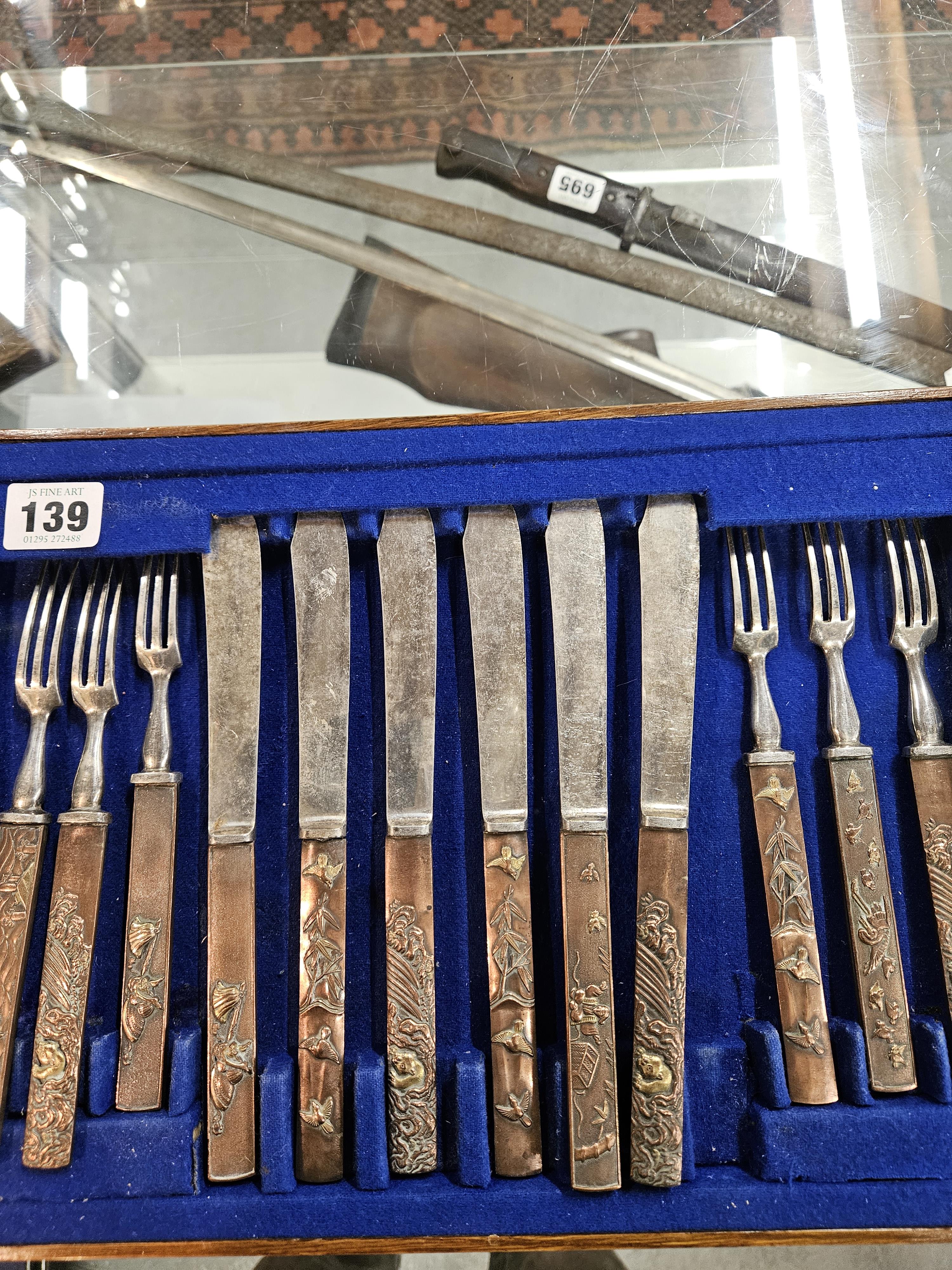 A TRAY OF SIX FRUIT KNIVES AND FORKS, EACH WITH PARCEL GILT COPPER JAPANESE KOZUKA HANDLES - Image 6 of 9