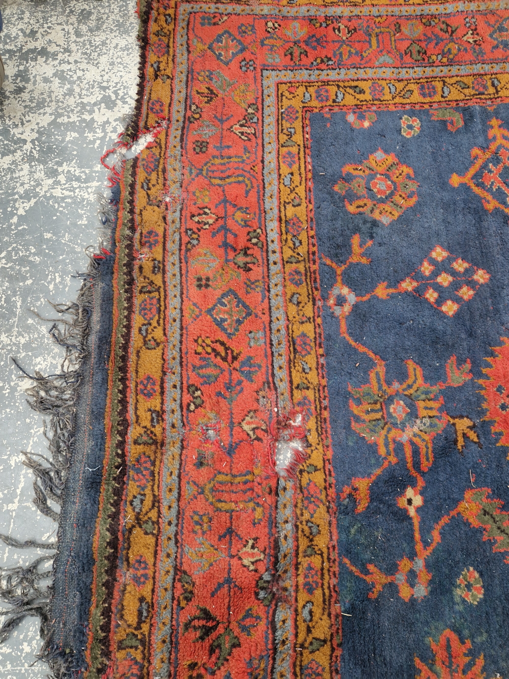 AN ANTIQUE TURKISH OUSHAK CARPET. 390 x 320 cm (LOSSES) - Image 4 of 15