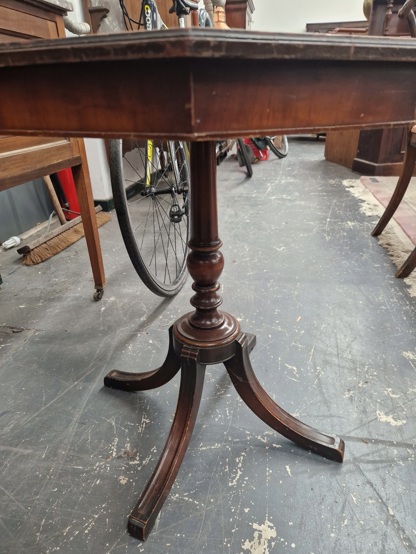 A MAHOGANY OCTAGONAL TABLE ON A COLUMN AND FOUR LEGS - Image 3 of 3
