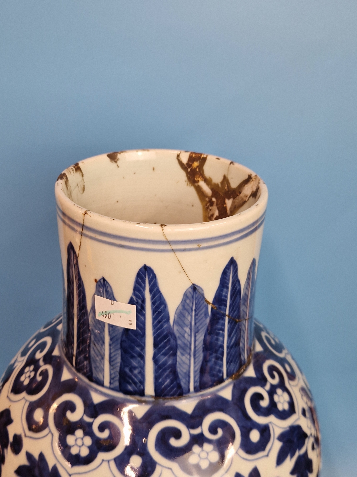 A CHINESE BLUE AND WHITE BALUSTER VASE PAINTED WITH TWO PHOENIX AMONGST PEONIES BELOW A STIFF LEAF - Image 2 of 6