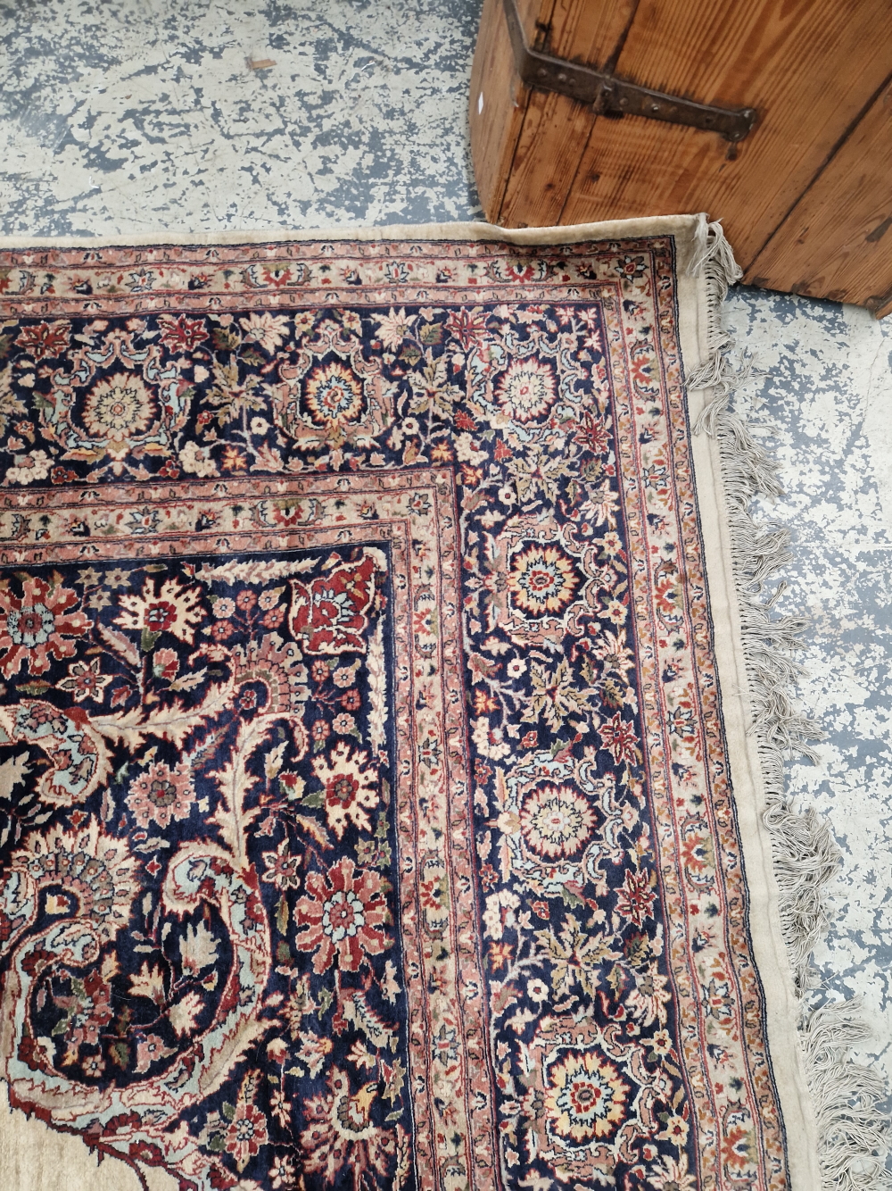 AN ORIENTAL CARPET OF CLASSIC PERSIAN DESIGN 370 x 274 cm. - Image 10 of 10