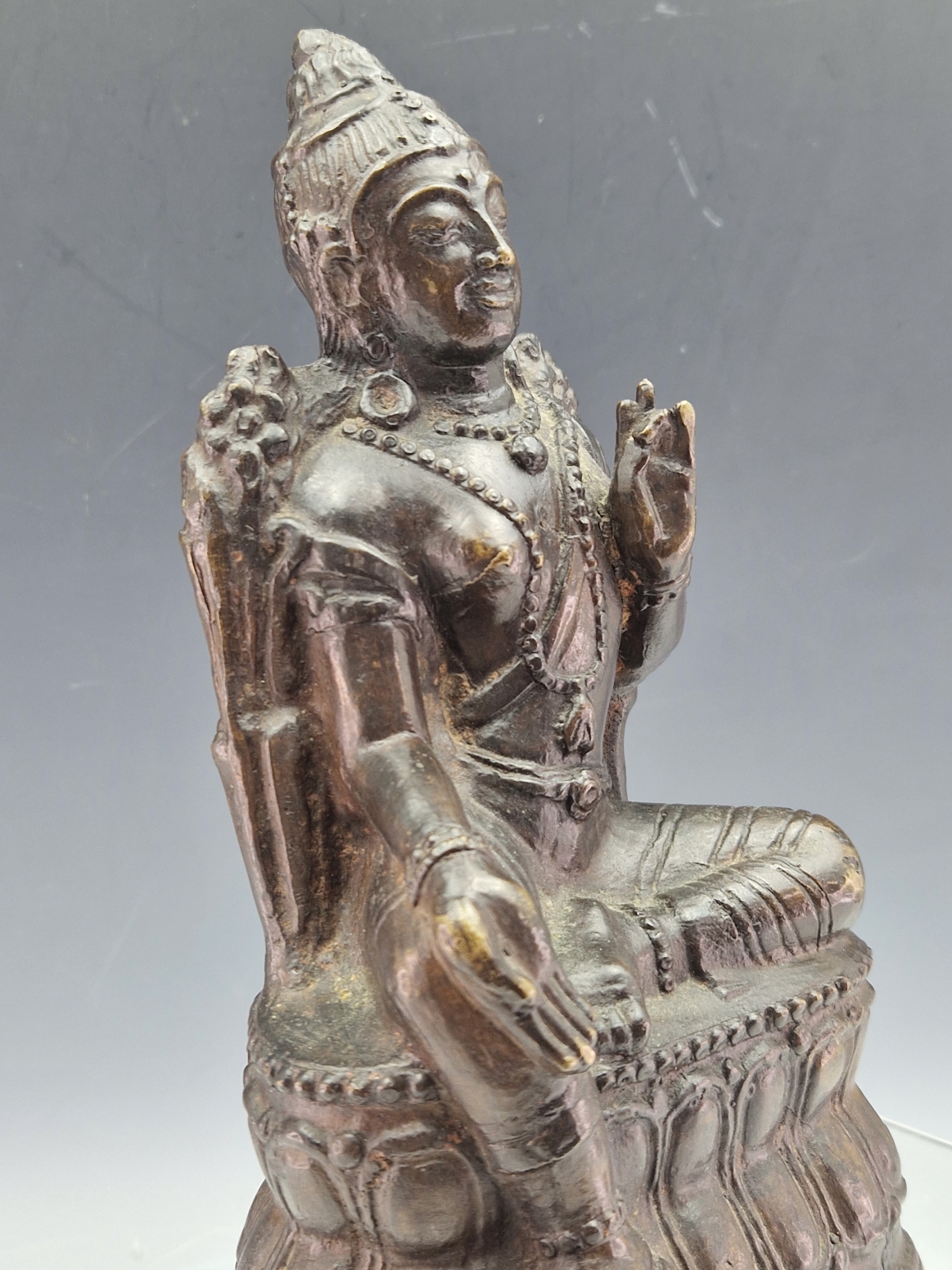 A BRONZE FIGURE IN DHYANASANA, POSSIBLY LORD VISHNU, SEATED WITH HIS RIGHT FOOT RESTING ON THE - Image 4 of 6