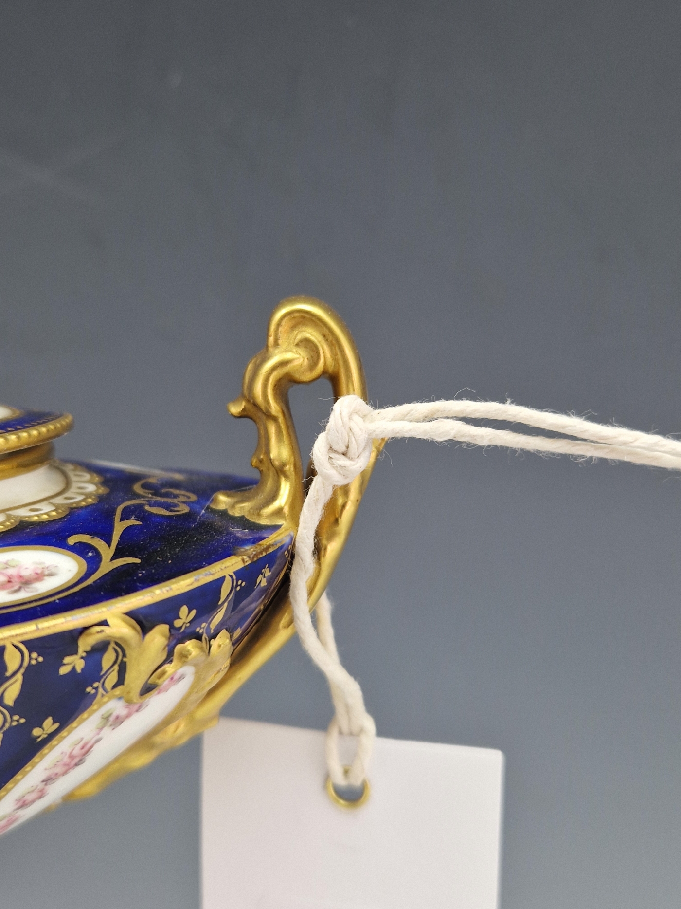 A CROWN DERBY BLUE GROUND TWO HANDLED OVAL URN AND COVER, DATE LETTER FOR 1904, PAINTED WITH GOLD - Image 7 of 7