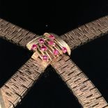 A VINTAGE 9ct HALLMARKED GOLD RUBY SET BARKED TEXTURED BRICK LINK FLAT NECKLACE COLLAR. THE NECKLACE