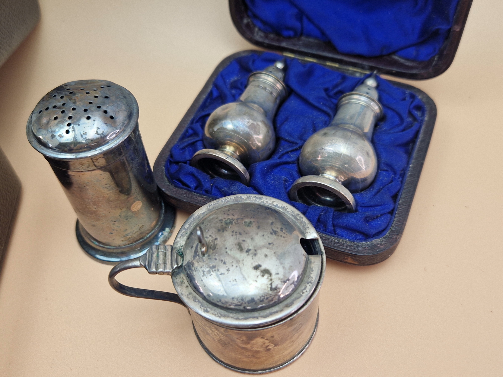 A HALLMARKED SILVER CASED TWO HANDLED BOWL AND SPOON SET, A SHALLOW TWO HANDLED DISH, CASED SALT AND - Image 3 of 5