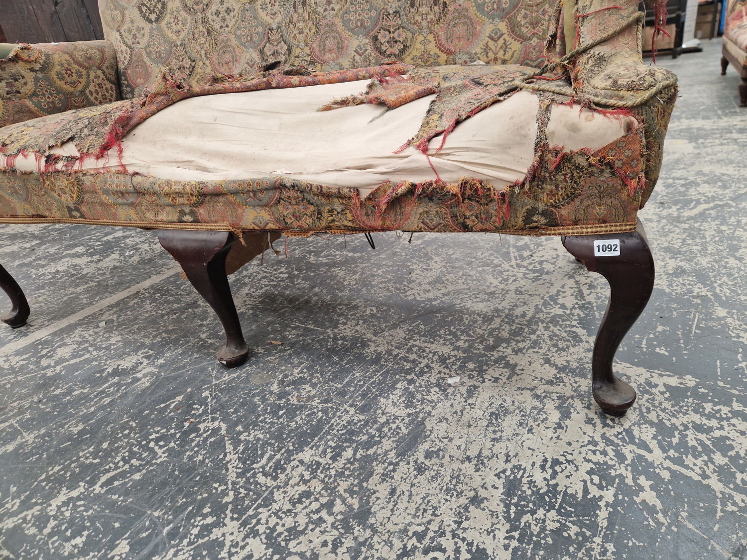 AN ANTIQUE EARLY GEORGIAN STYLE HALL SETTEE ON SHAPED CABRIOLE LEGS. - Image 2 of 6