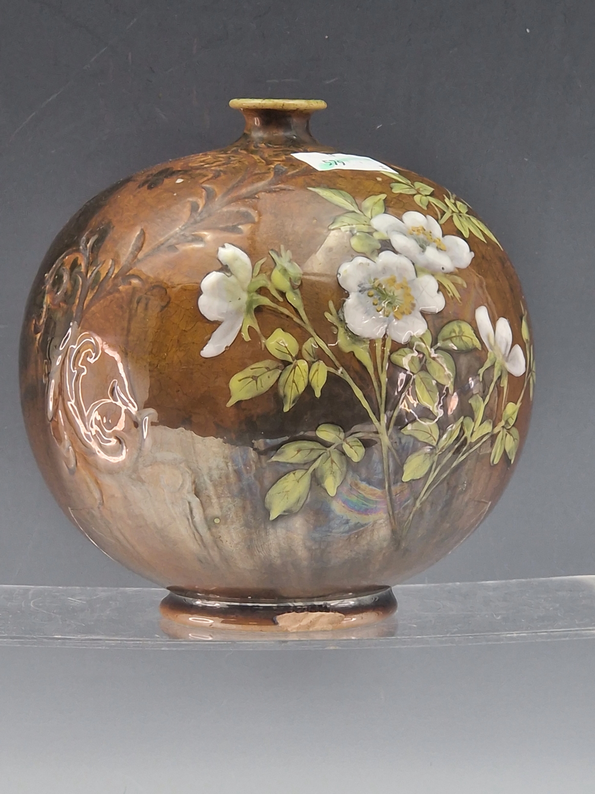 A DOULTON COMPRESSED SPHERICAL VASE PAINTED WITH WHITE AND YELLOW BLOSSOMS FLOWERING ON A STREAKY - Image 2 of 8