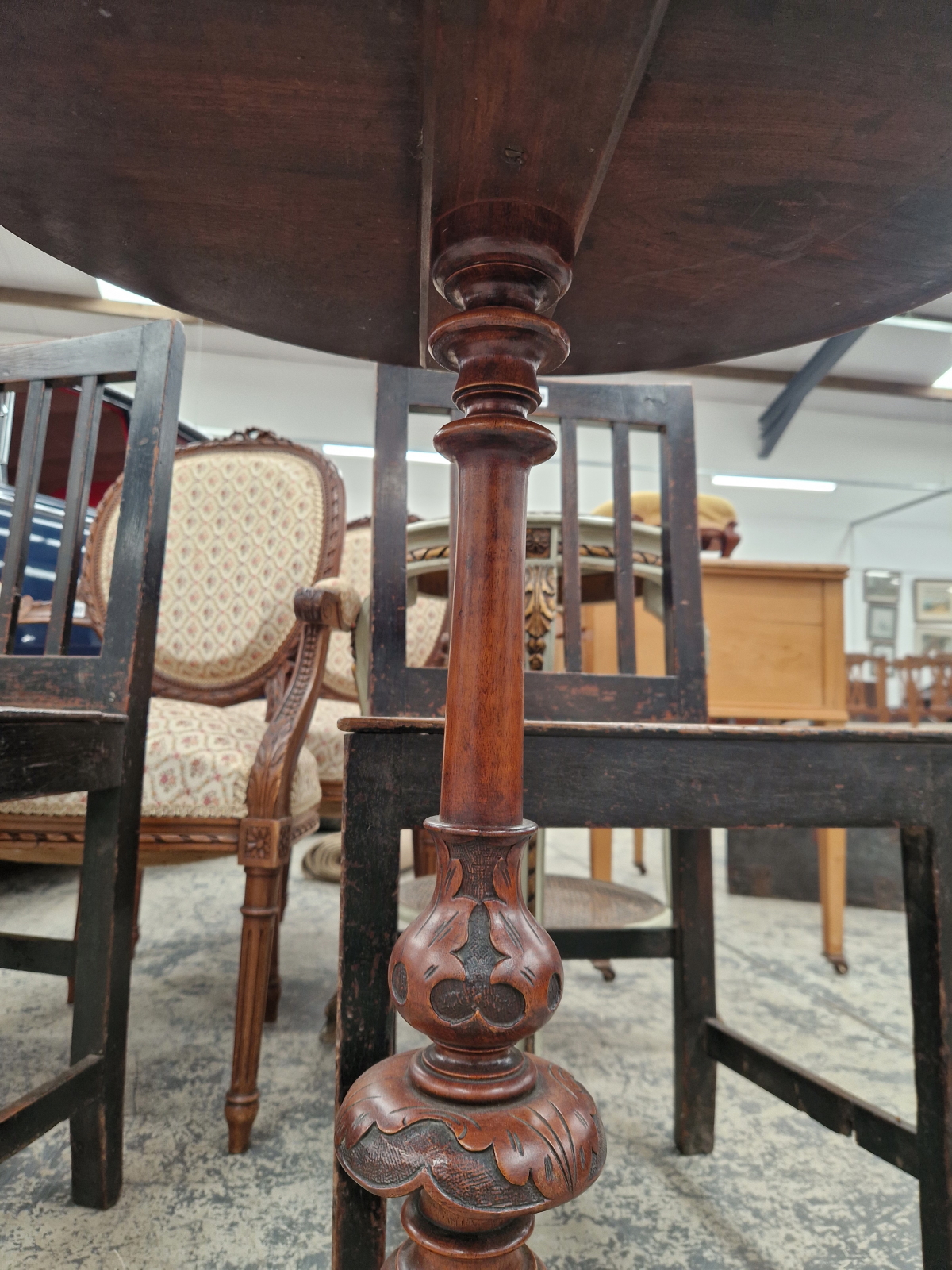 A VICTORIAN WALNUT AND INLAID OVAL TOP TRIPOD OCCASIONAL TABLE. - Image 4 of 5