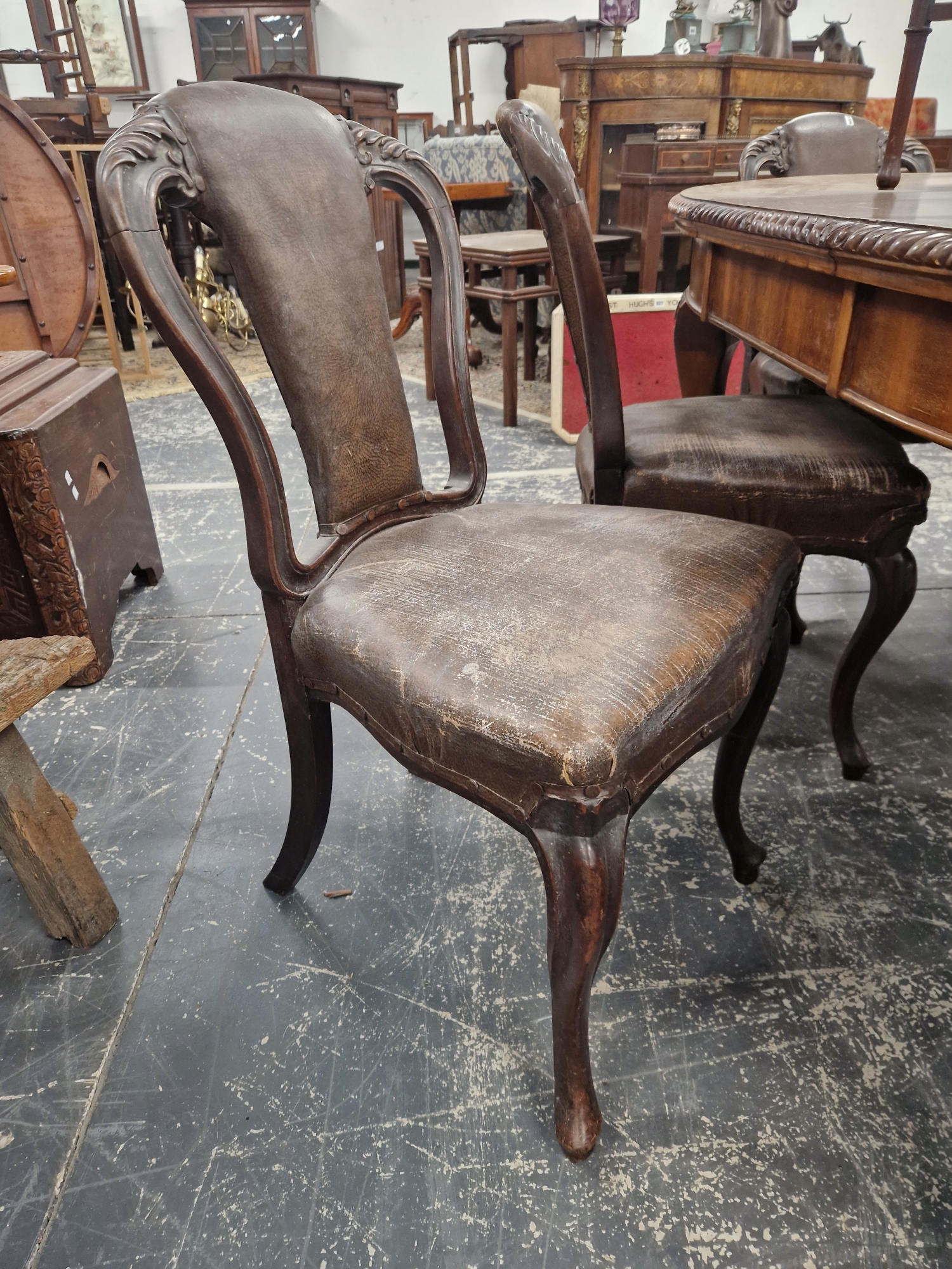 A SET OF SIX VICTORIAN MAHOGANY CHAIRS, EACH WITH THE BROWN LEATHERETTE UPHOLSTERED BACKS FLANKED BY