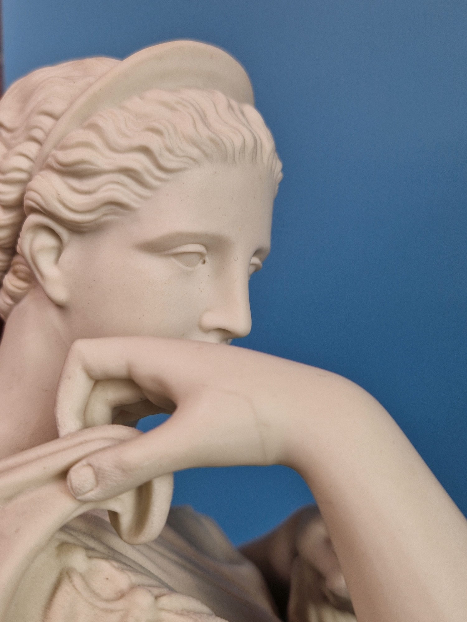 A VICTORIAN PARIAN FIGURE OF A CLASSICAL LADY WITH A COMB IN HER HAIR AND ATTACHING A BROOCH TO - Image 9 of 11