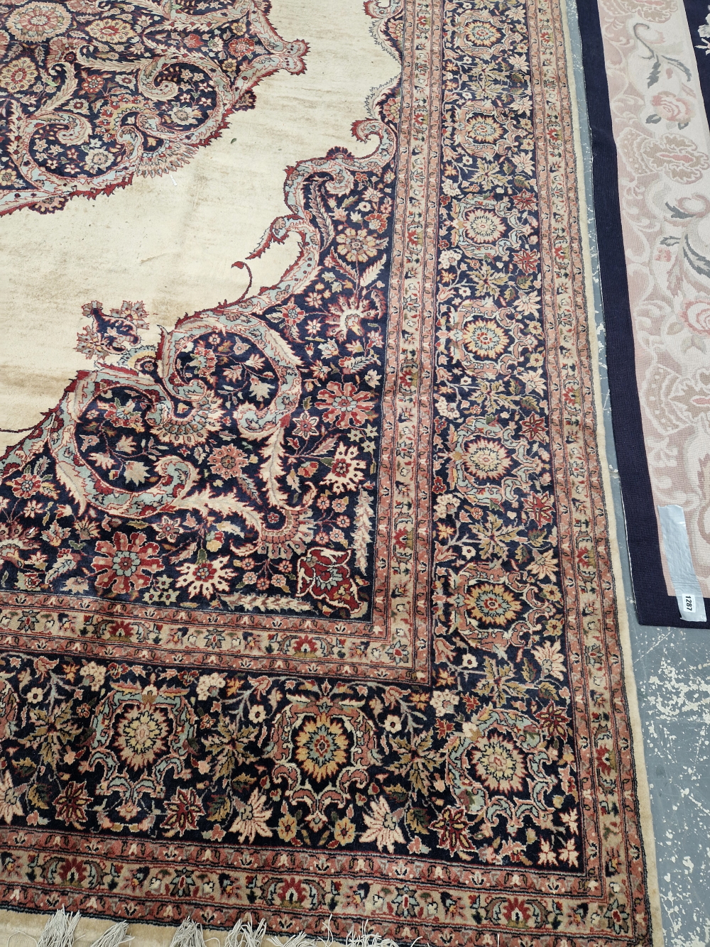 AN ORIENTAL CARPET OF CLASSIC PERSIAN DESIGN 370 x 274 cm. - Image 5 of 10