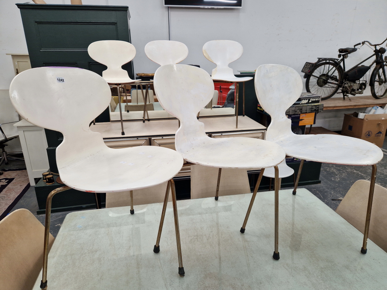 A SET OF SEVEN MID CENTURY FRITZ HANSEN ANT CHAIRS. - Image 2 of 7