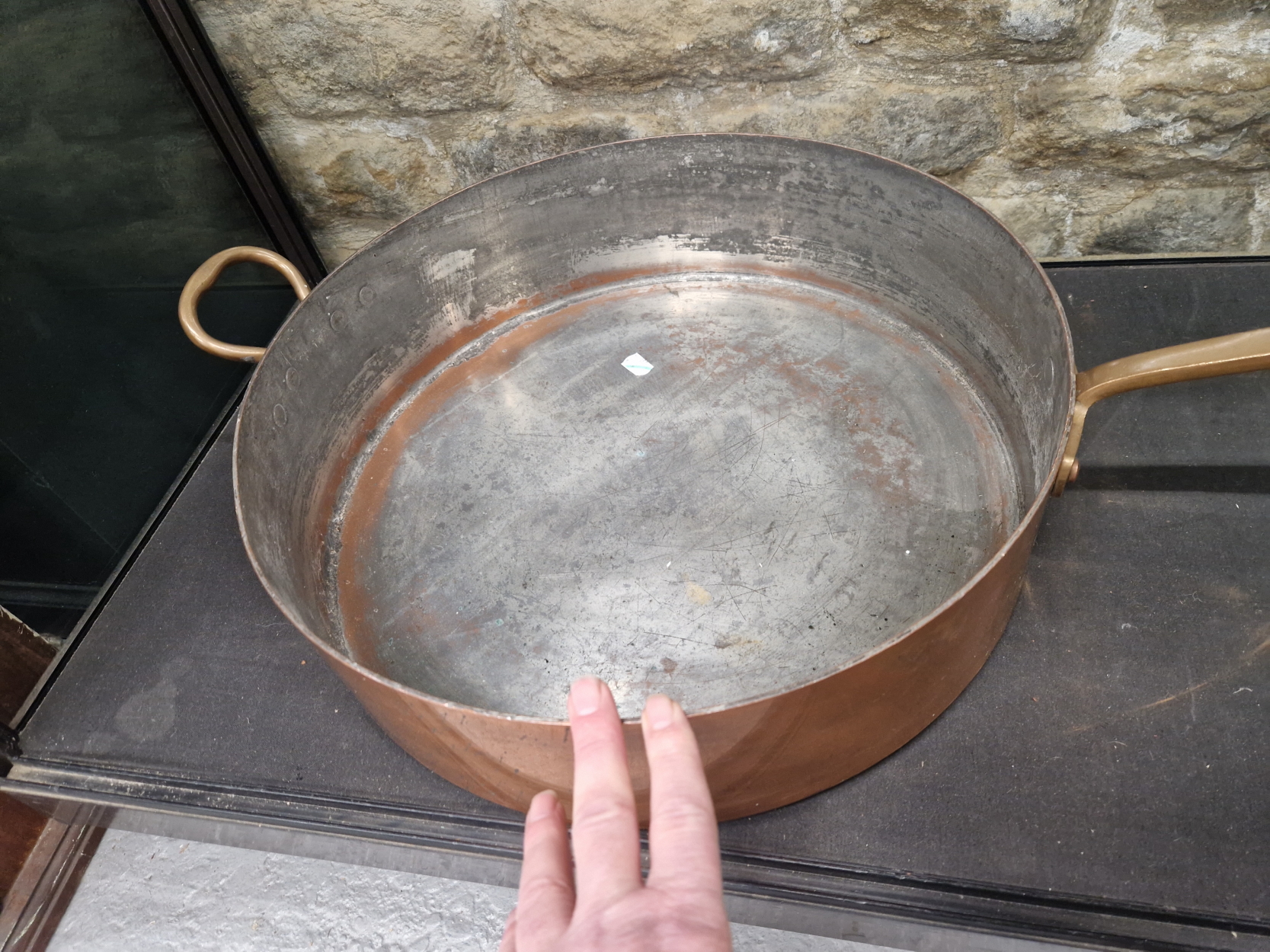 A ZINC LINED COPPER DEEP DEEP FRYING PAN, THE CYLINDRICAL FORM WITH TWO HANDLES. Dia. - Image 3 of 4
